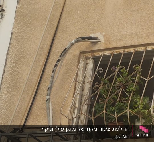 יחידת מזגן חיצונית מותקנת על קיר בניין